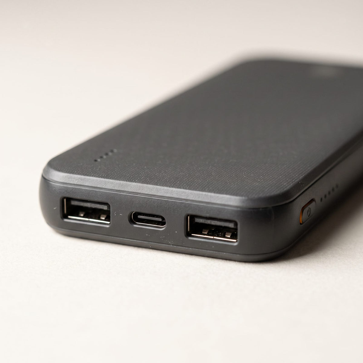 Powerbank 10 000 mAh med USB-C och Snabbladdning för Mobil och Pannlampa vid Strömavbrott