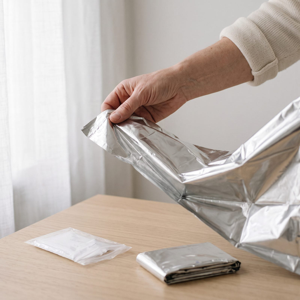 Nödfilt 4-pack med Reflekterande Yta för Bilen, Ryggsäcken och Beredskapslådan, Fickformat