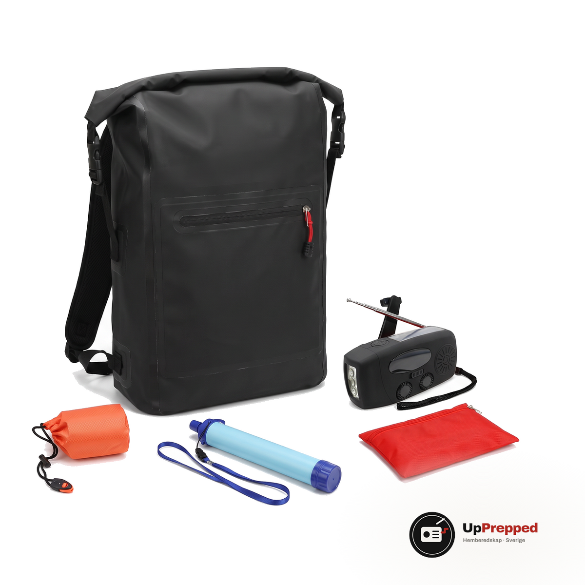 Bug Out Bag 25 L, svart rulltoppsryggsäck med nödsovsäck, vattenfilter, vevradio och första hjälpen-väska på vit botten, packshot