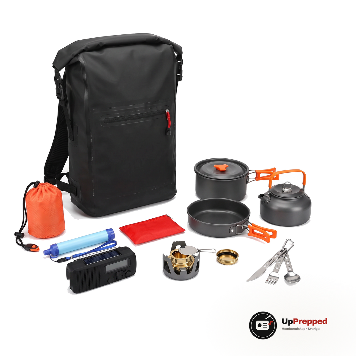 Bug Out Bag 30 L, svart rulltoppsryggsäck med nödsovsäck, vattenfilter, vevradio, första hjälpen-väska, kastrull, stekpanna, vattenkokare, spritbrännare och bestick på vit botten, packshot