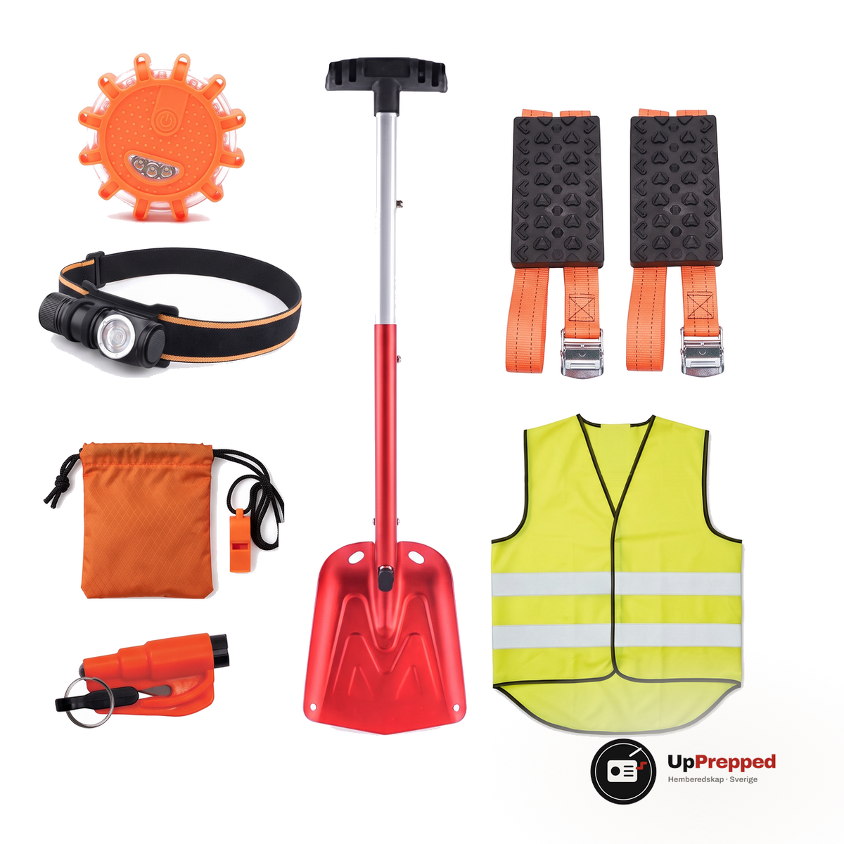 Komplett nödpaket för bilen med två hjulbroddar, röd teleskopisk snöskyffel, orange nödsovsäck i påse, pannlampa, orange varningsljus, gul reflexväst och fönsterkross, packshot
