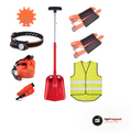 Komplett nödpaket för bilen med fyra hjulbroddar, röd teleskopisk snöskyffel, orange nödsovsäck i påse, pannlampa, orange varningsljus, gul reflexväst och fönsterkross, packshot