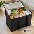 Öppen kylbag 35 liter med silverfolie inuti, fylld med mjölk, juice, sallad, morötter, ost, kyckling och yoghurt