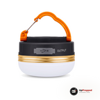 LED campinglampa med orange handtag, svart kropp, guldfärgad ring och vit kupa, packshot
