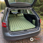 Uppblåst luftmadrass fyller lastutrymmet i en kombi med nedfällda baksäten