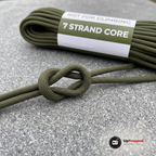Närbild på olivgrön paracord med en enkel knop på en granithäll
