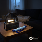 Nödradion med tänd lampa på ett soffbord i ett mörkt vardagsrum vid strömavbrott med vattenfiltret bredvid