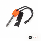 Tändstål med orange handtag, mörkgrå stav, svart snodd och svart skrapa med linjal och kapsylöppnare, packshot
